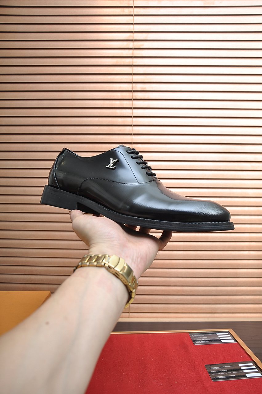 Louis Vuitton Plain-Toe Lace-Up Dress Shoes